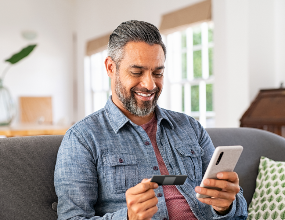 Man using the KardiaComplete mobile app