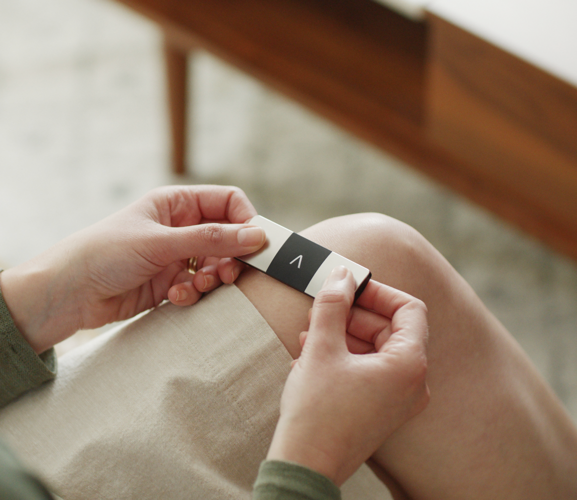 A woman holds the Km6l device on her knee